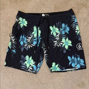 Volcom Men's Tropical Swim Shorts - Black and Green